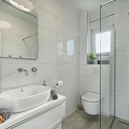 Theresia's - Sea-view And Pool سلاتين