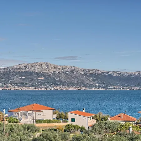 Theresia's - Sea-view And Pool شقة