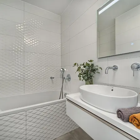 Theresia's - Sea-view And Pool * سلاتين