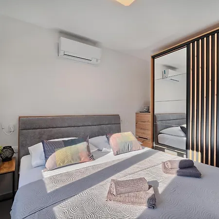Theresia's - Sea-view And Pool شقة