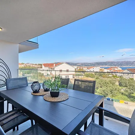 شقة Theresia's - Sea-view And Pool سلاتين