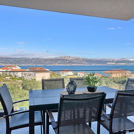 Theresia's - Sea-view And Pool سلاتين
